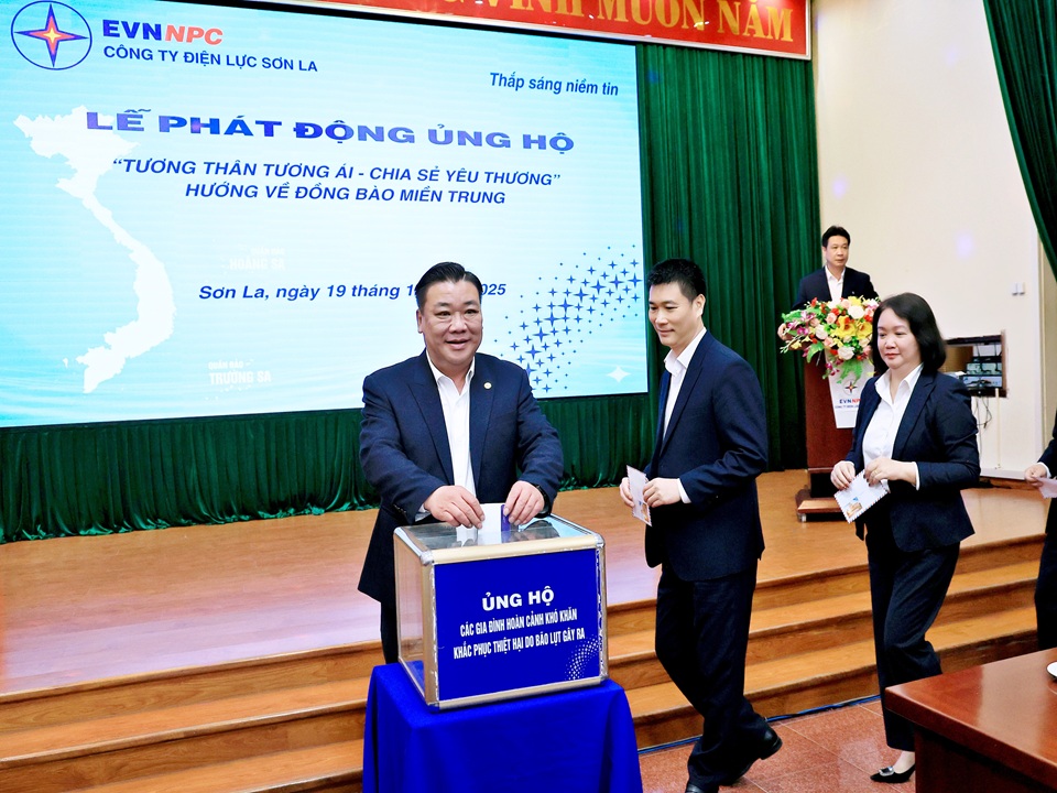 Công ty Điện lực Sơn La ủng hộ đồng bào miền Trung khắc phục hậu quả thiên tai